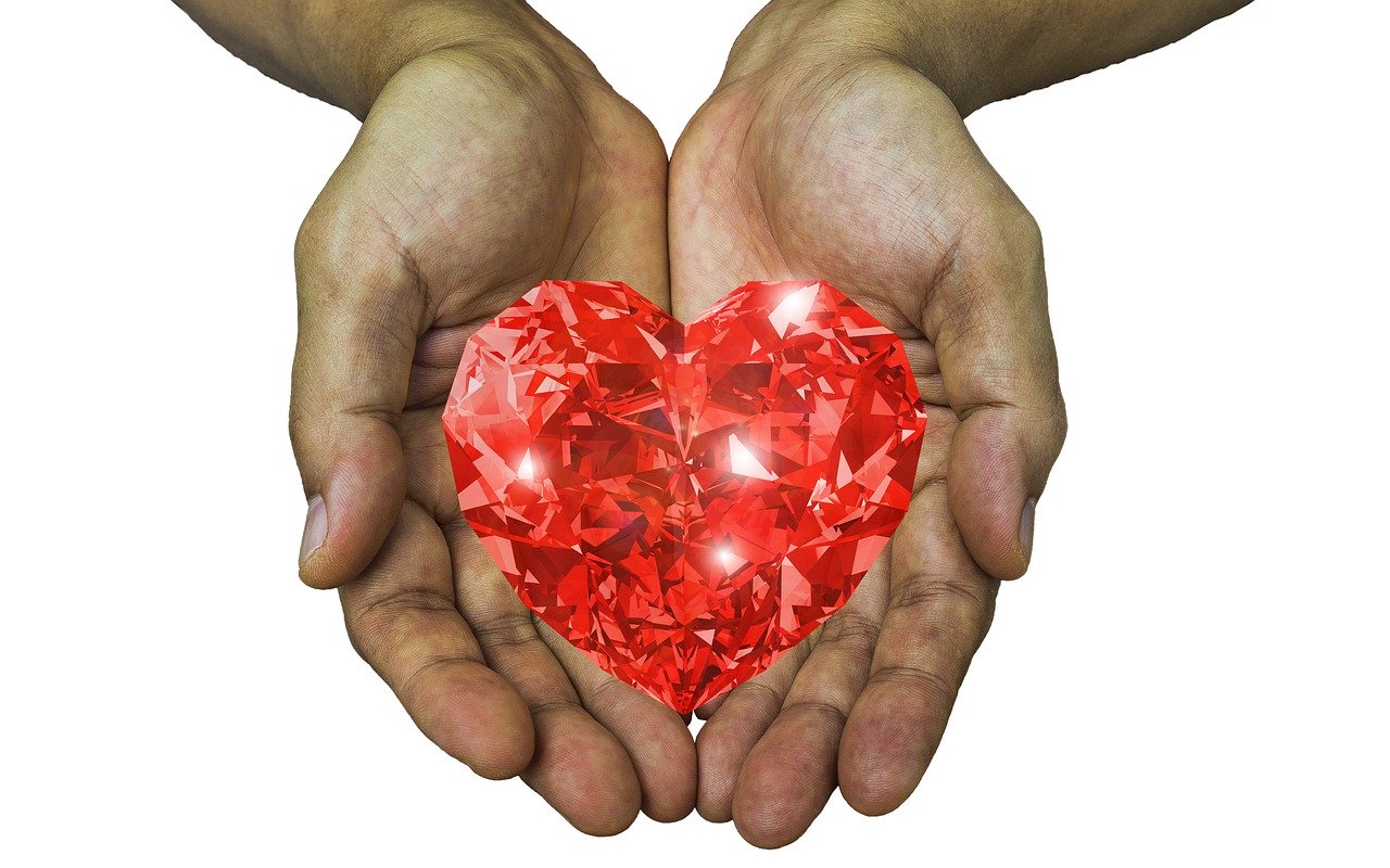 Pixabay_hands holding heart